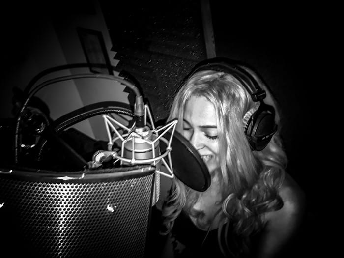Top 9 Microphones For Recording Female Vocals All Budgets Perform